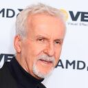 James Cameron quedó atrapado en submarino tras visitar los restos del Titanic.