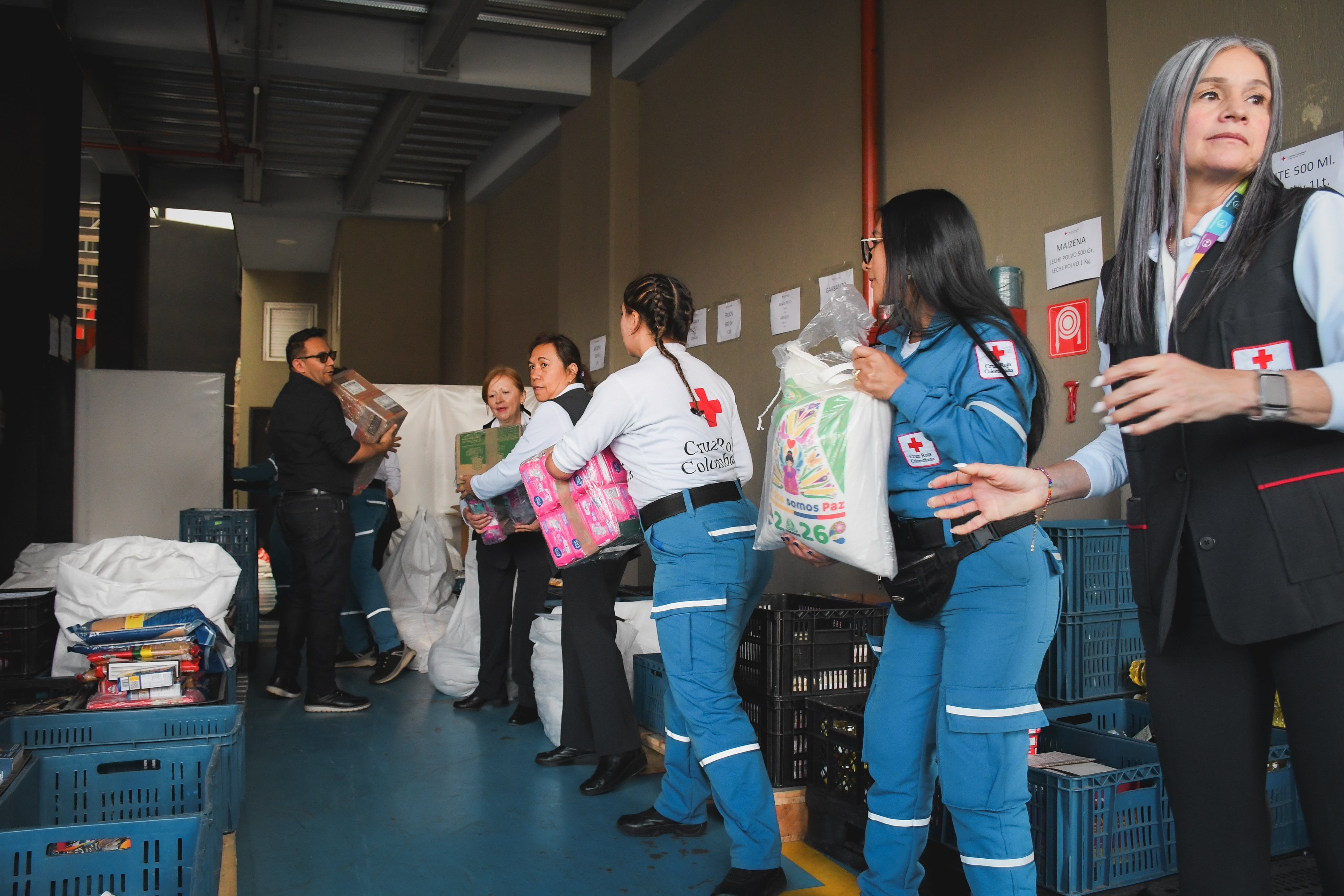 La Embajada de Estados Unidos en Colombia entregó ayudas a la Cruz Roja para afectados por el invierno.