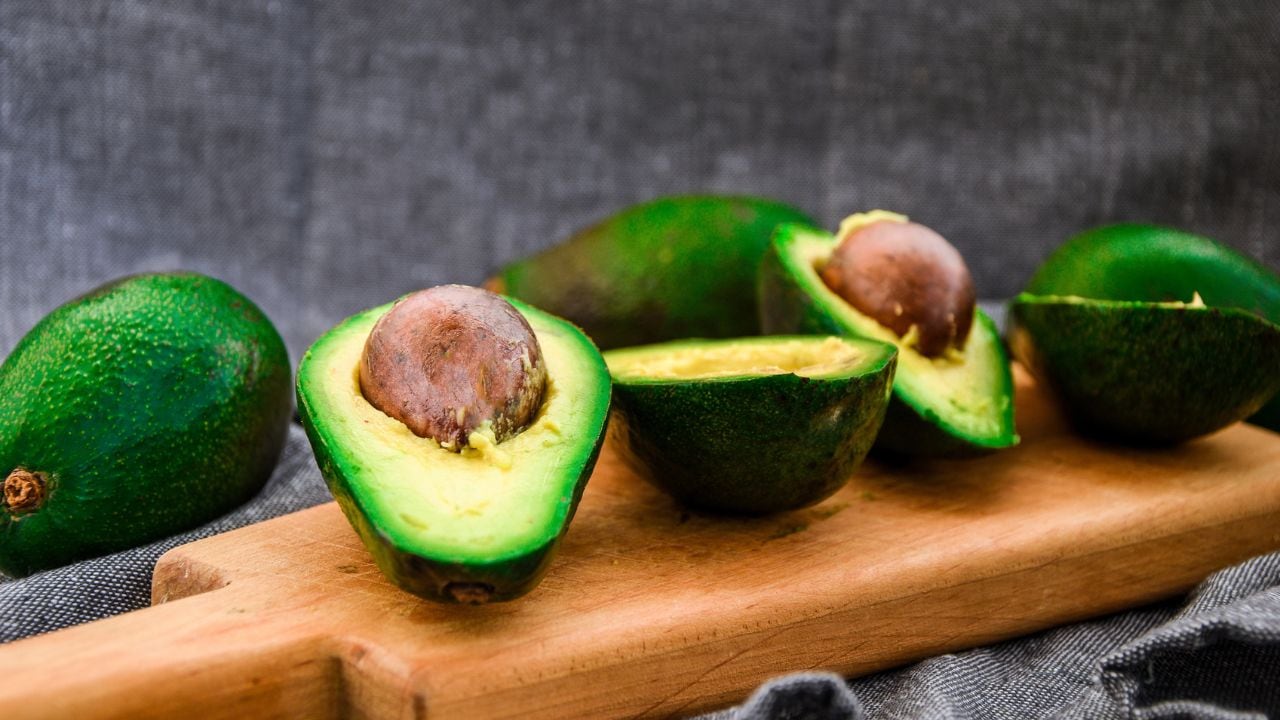 ¿Cómo usar el hueso de aguacate para repeler a la plagas de las plantas?