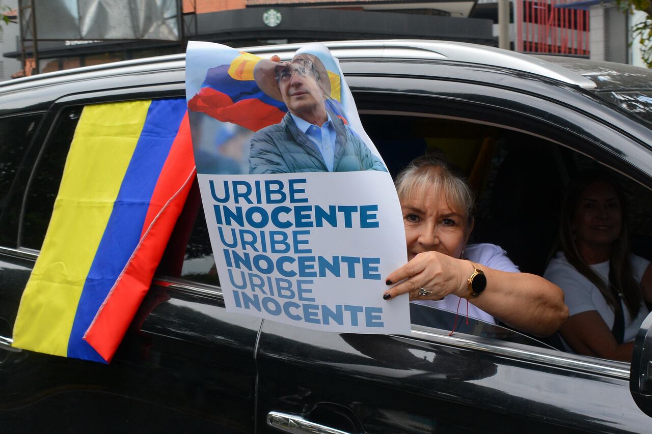 En apoyo al expresidente Álvaro Uribe, en medio del juicio que se adelanta en su contra, cientos de caleños recorrían, en caravana, las principales vías de Cali. Foto Jorge Orozco.