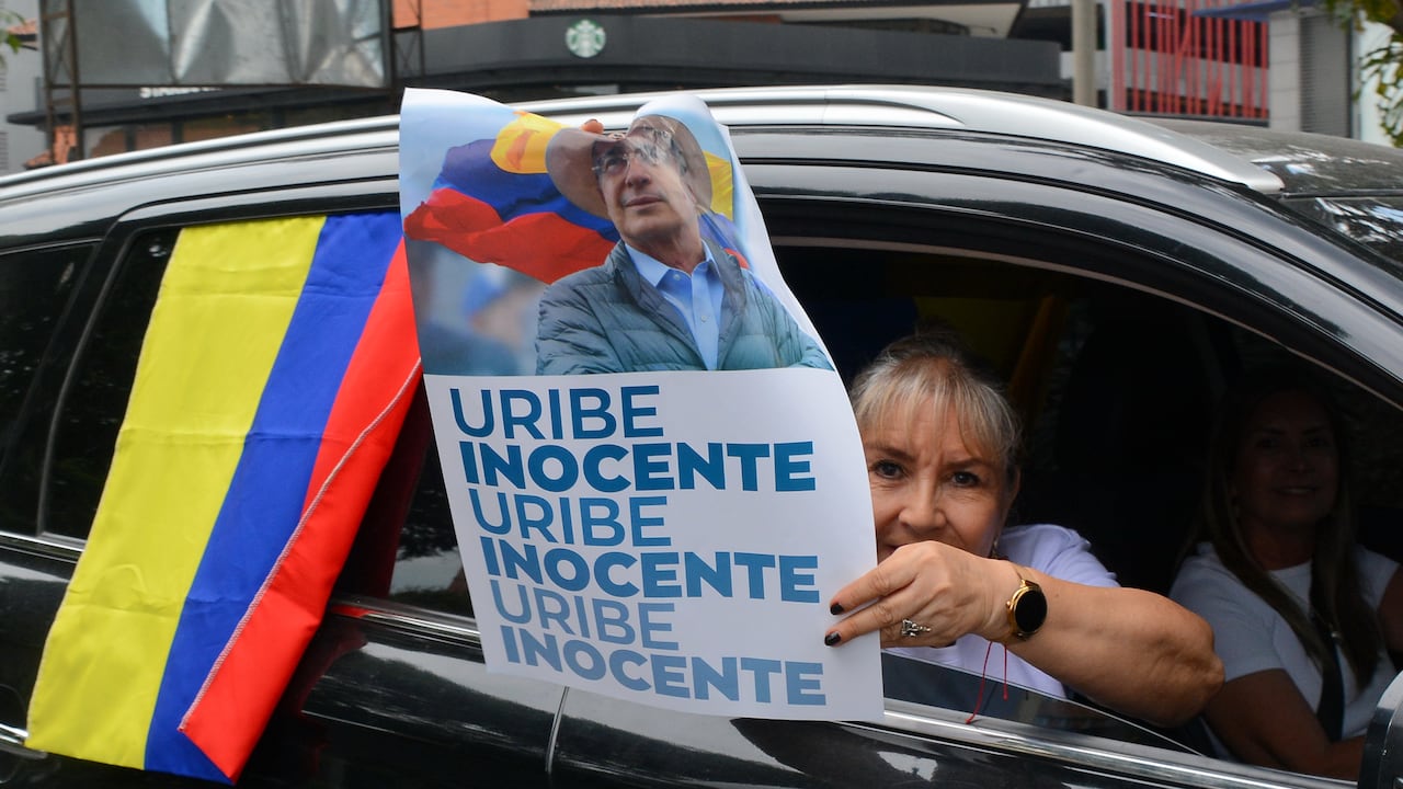 En apoyo al expresidente Álvaro Uribe, en medio del juicio que se adelanta en su contra, cientos de caleños recorrían, en caravana, las principales vías de Cali. Foto Jorge Orozco.