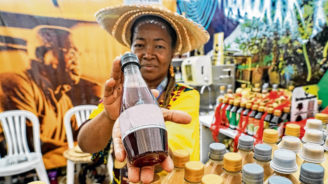 El viche es un licor con denominación de origen, cuya tradición se ha mantenido por siglos en las comunidades afro del Pacífico colombiano.