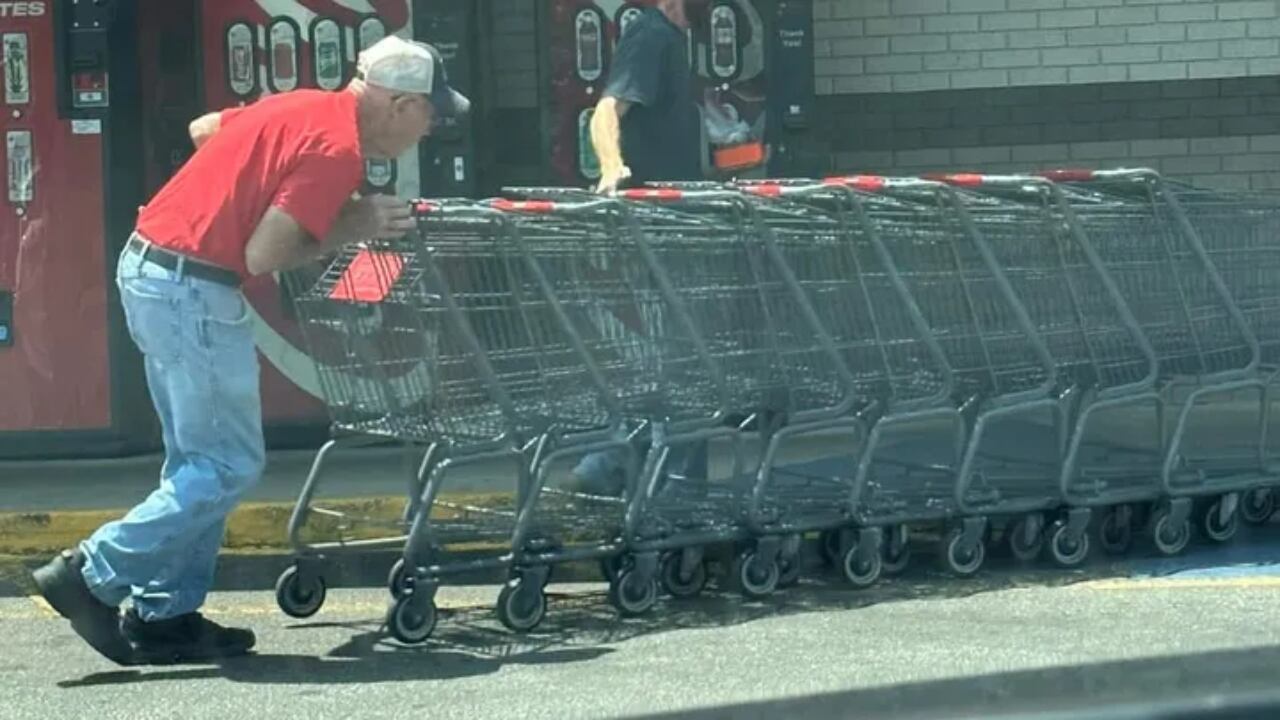 Abuelo de 87 años trabajando en el supermercado