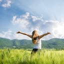 mujer joven, con, manos extendidas, en el campo