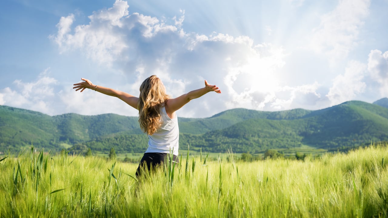 Comprar un terreno puede ser una inversión a largo plazo que ofrece la posibilidad de obtener ganancias en el futuro, ya sea cambiando de residencia o como una forma de seguridad financiera.