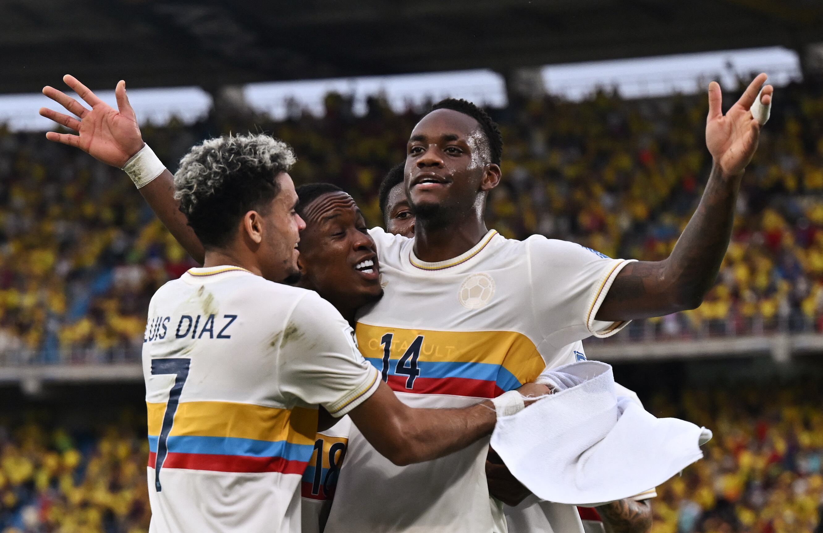 Colombia's forward #14 Jhon Dur�n celebrates with teammates forward #07 Luis Diaz and forward #18 Luis Sinisterra after scoring a goal during the 2026 FIFA World Cup South American qualifiers football match between Colombia and Chile at the Roberto Melendez Metropolitan stadium in Barranquilla, Colombia, on October 15, 2024. (Photo by RAUL ARBOLEDA / AFP)