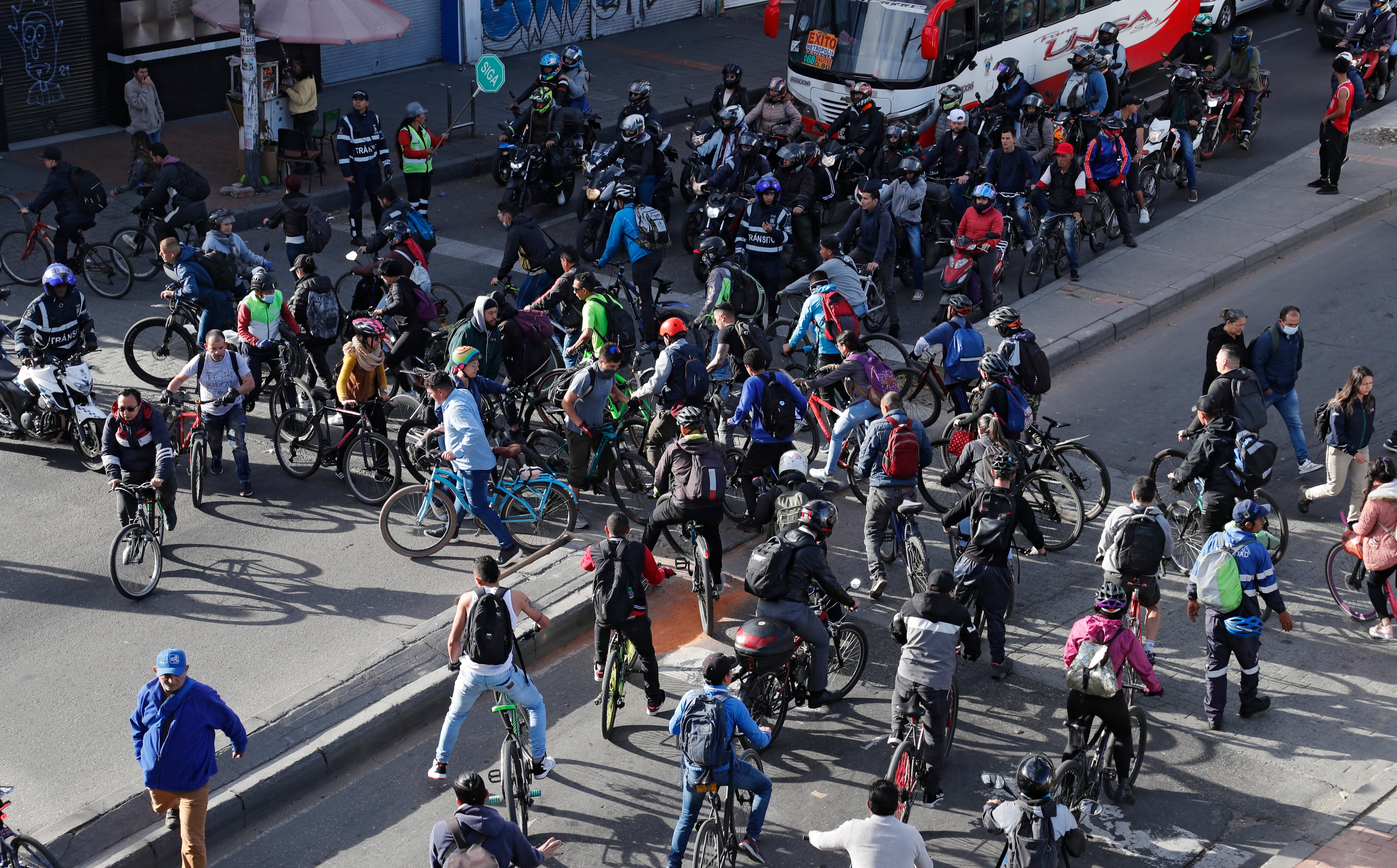 Ciclistas Obras Transmilenio avenida 68 demolición del puente de Venecia con avenida 68 en Bogotá es una obra liderada por el IDU
Ciclovía
Abril 11 del 2023
Foto Guillermo Torres Reina / Semana