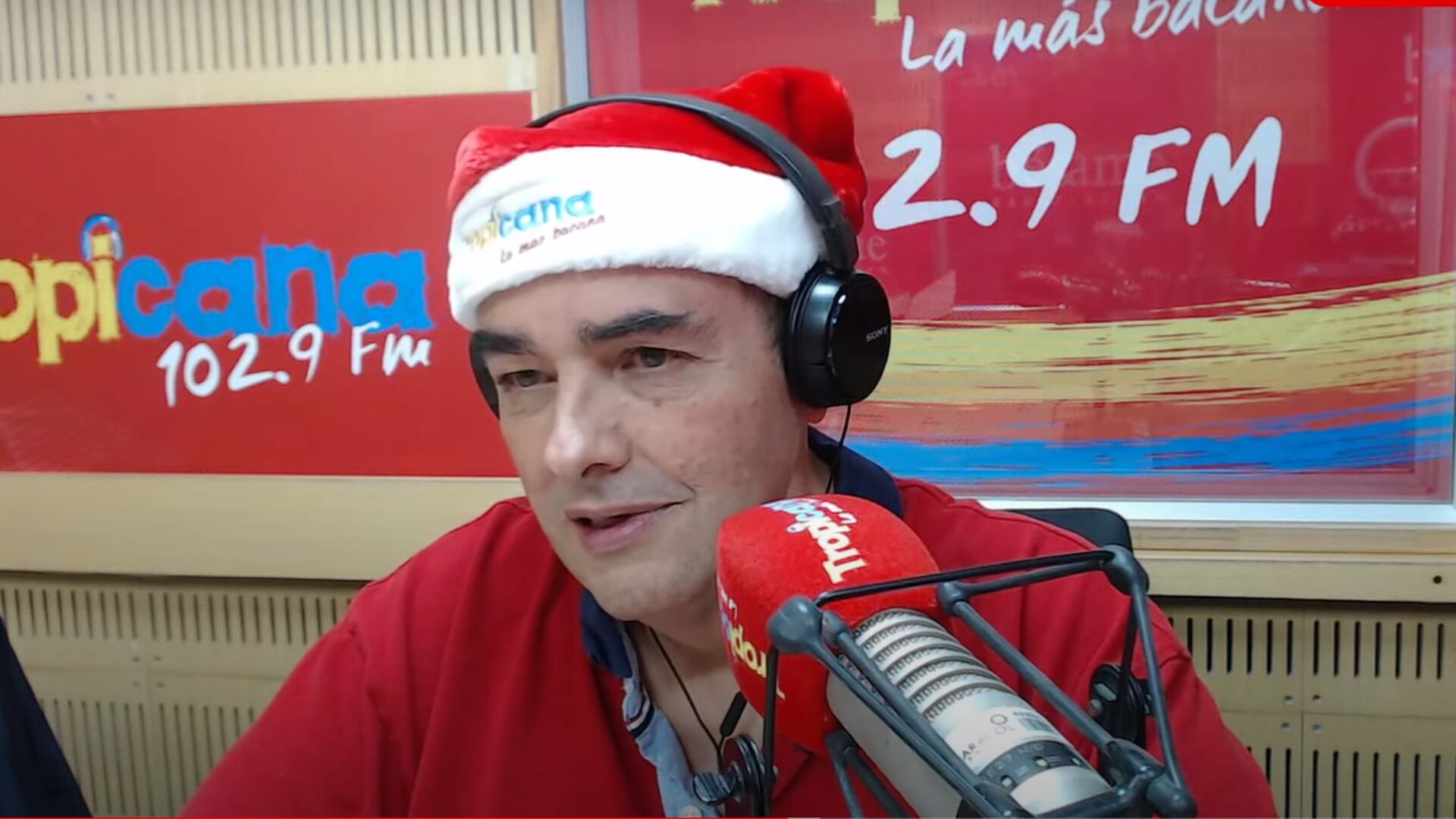 El locutor será recordado por jugar a los 'aguinaldos' en diciembre, además de su gran trayectoria en al radio colombiana. Foto: YouTube Tropicana Colombia, Aguinaldos con Tuto Camargo: La gente jugando y ganando, min 7:52.