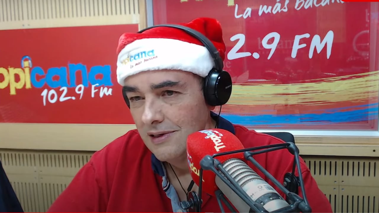 El locutor será recordado por jugar a los 'aguinaldos' en diciembre, además de su gran trayectoria en al radio colombiana. Foto: YouTube Tropicana Colombia, Aguinaldos con Tuto Camargo: La gente jugando y ganando, min 7:52.