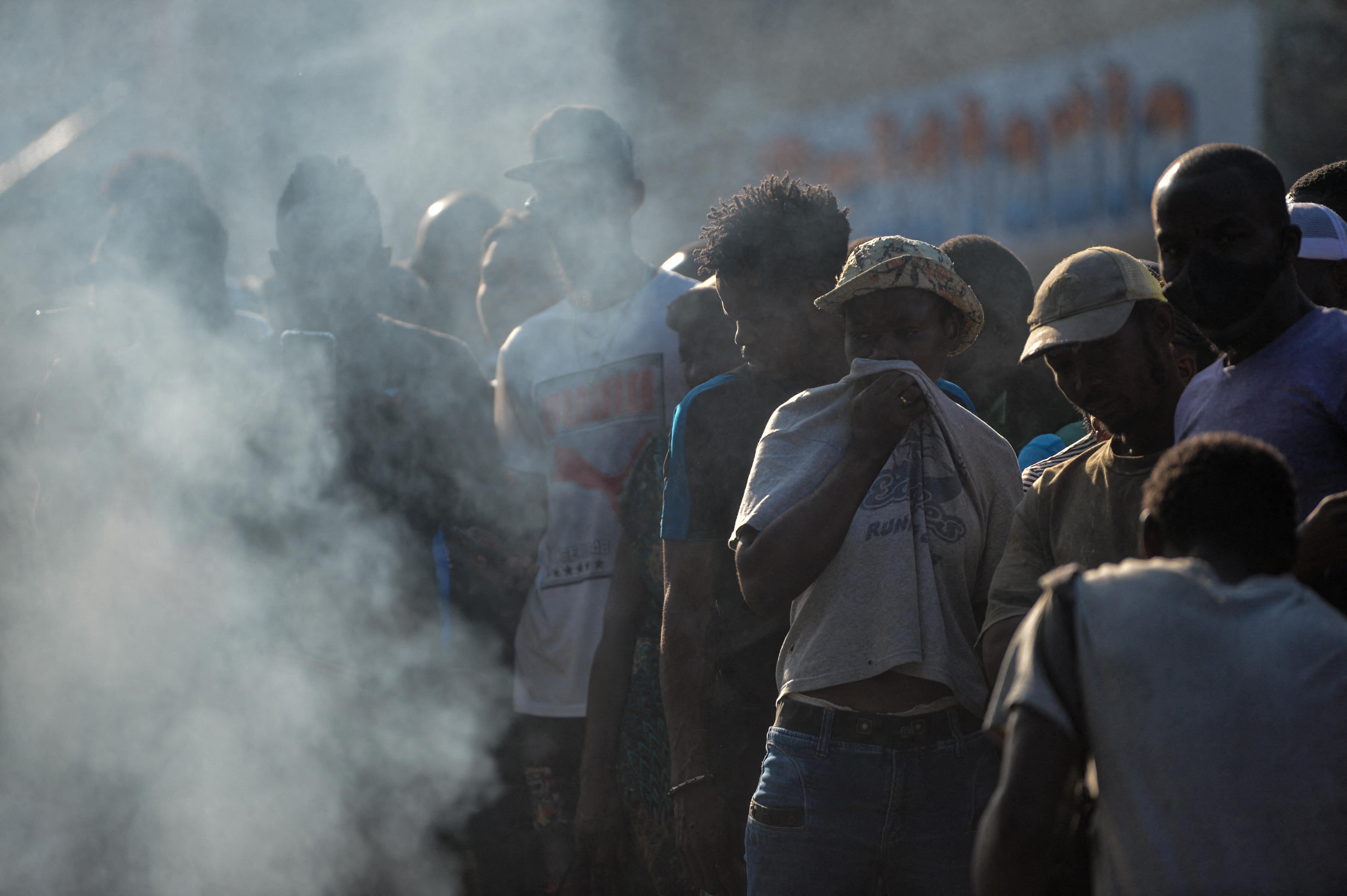 De acuerdo con el reporte oficial, el hecho registrado este lunes se produjo cuando los hombres fueron arrebatados de la custodia policial en momentos en que la patrulla se detuvo en una intersección vial.  (Photo by RICHARD PIERRIN / AFP)