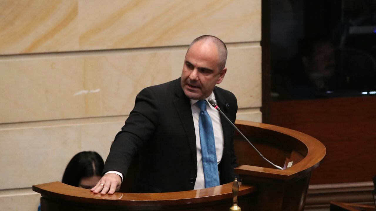 El Centro Democrático lamentó la decisión de Estados Unidos de suspender la cooperación a Colombia.