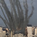 Se lanzan cohetes desde Gaza hacia Israel.