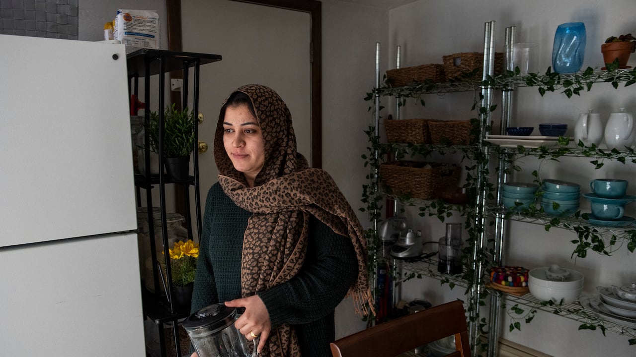 La refugiada afgana Sayeda vive en Boston desde la crisis en su país natal.