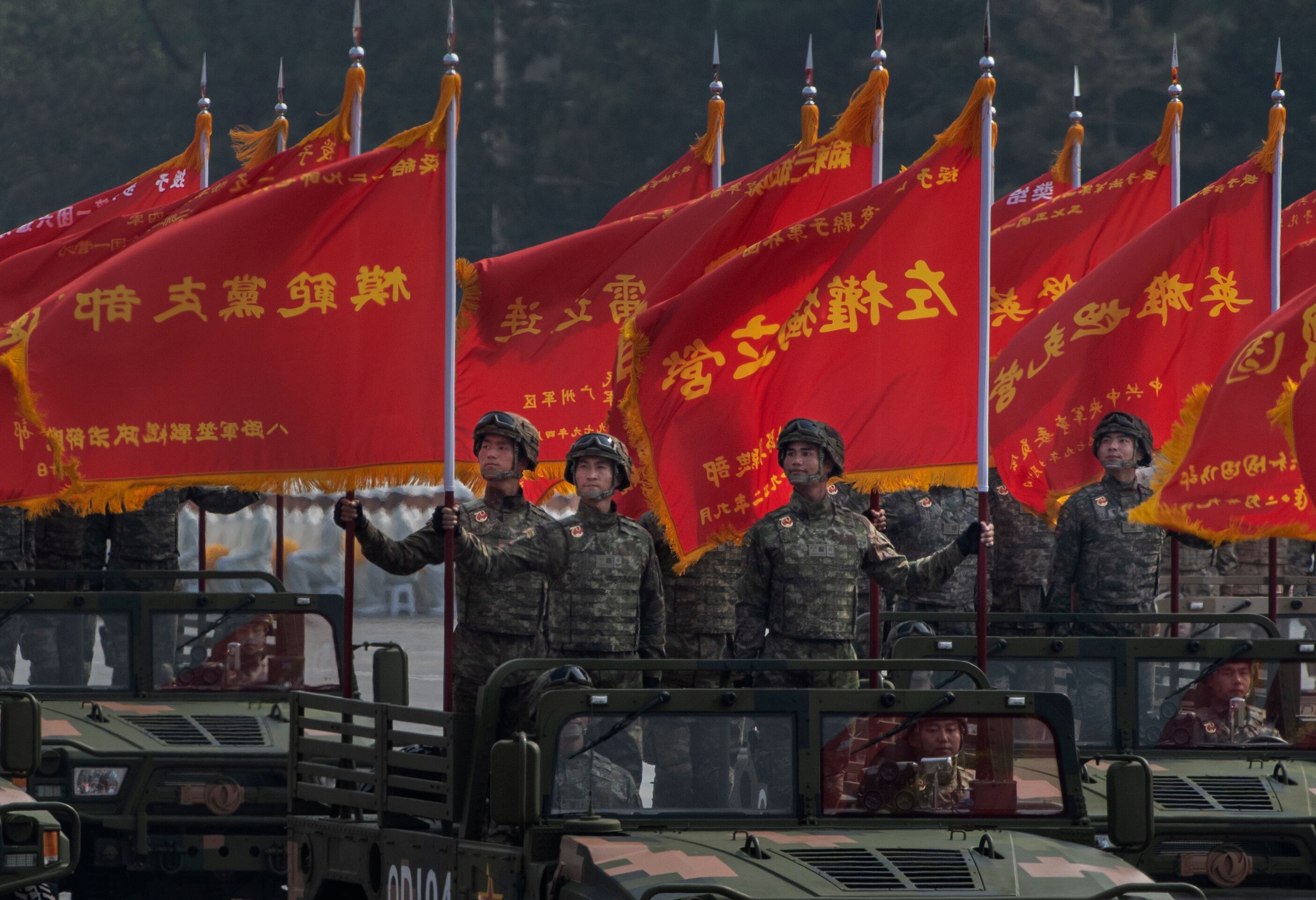 Soldados chinos viajan en jeeps durante un desfile para celebrar el 70.º aniversario de la fundación de la República Popular China en 1949, en la Plaza de Tiananmén el 1 de octubre de 2019 en Pekín
