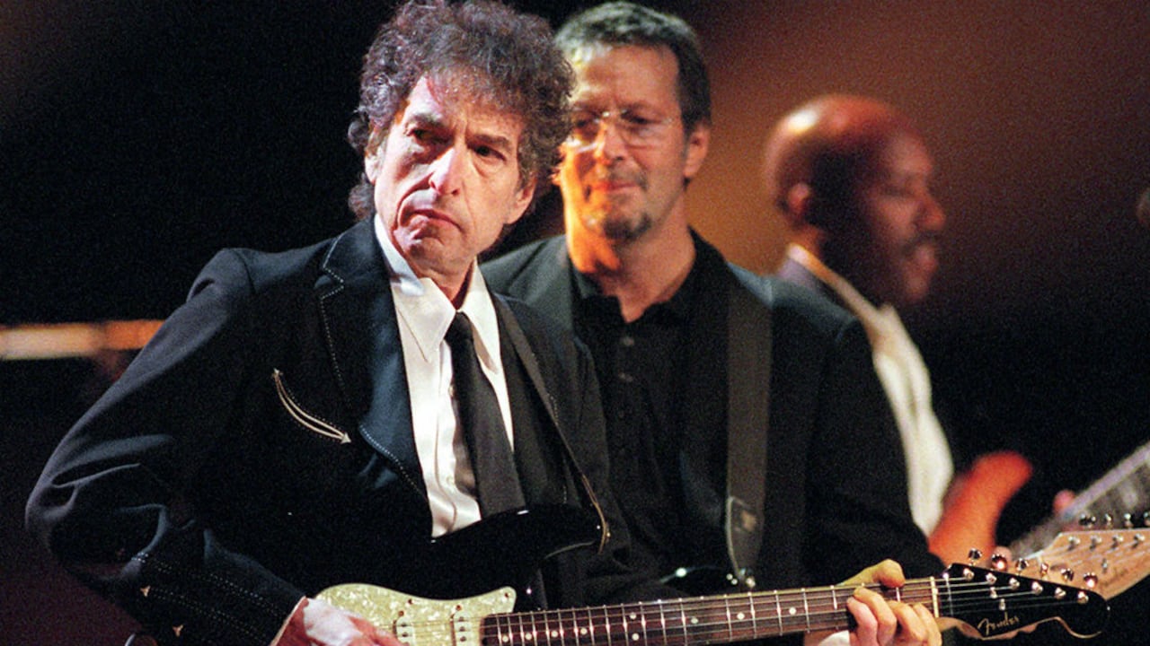 Bob Dylan (izquierda) y Eric Clapton, en el Madison Square Garden, Nueva York (EE. UU.), el 30 de junio de 1999.
