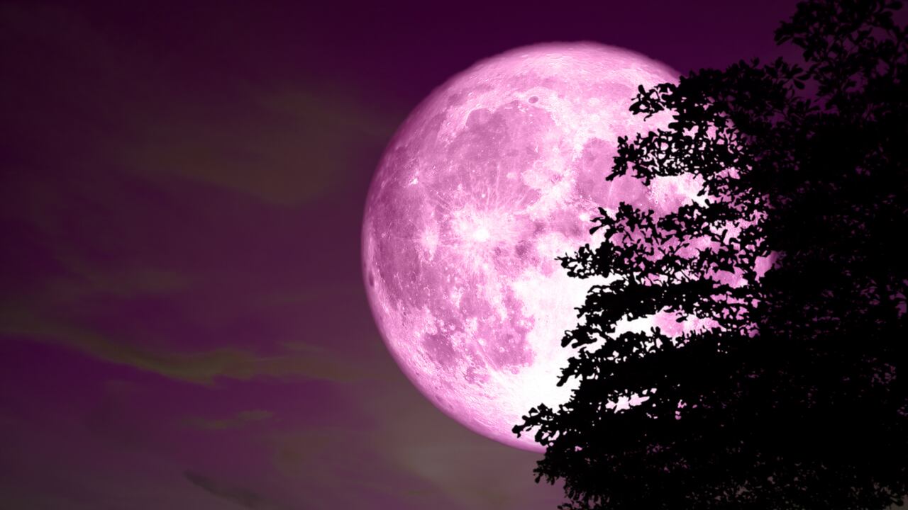 Cada año, la luna llena ocurre en un día y hora específicos.