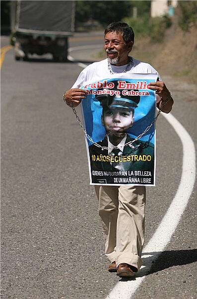 Casi mil kilómetros caminó Gustavo Moncayo desde Pasto hasta Bogotá en 2008. Su objetivo era manifestarse para pedir la liberta de su hijo, Pablo Emilio.