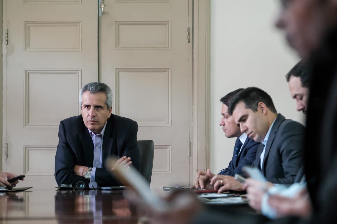 El ministro del Interior, Luis Fernando Velasco, ha estado en el ojo del huracán luego de tachar de “hipócritas” a los gobernadores del país, quienes hicieron un llamado al Ejecutivo para el mejoramiento de la seguridad en las regiones.