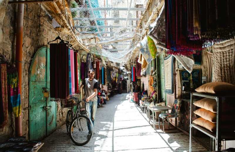 En Hebrón se encuentra el tradicional mercado, allí, colonos lanzan desechos desde otros pisos.