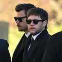 Los ex miembros de la banda One Direction, Harry Styles (C) y Niall Horan, se van después de asistir al funeral del fallecido cantante de One Direction, Liam Payne, en la iglesia de St Mary's en Amersham, al oeste de Londres.