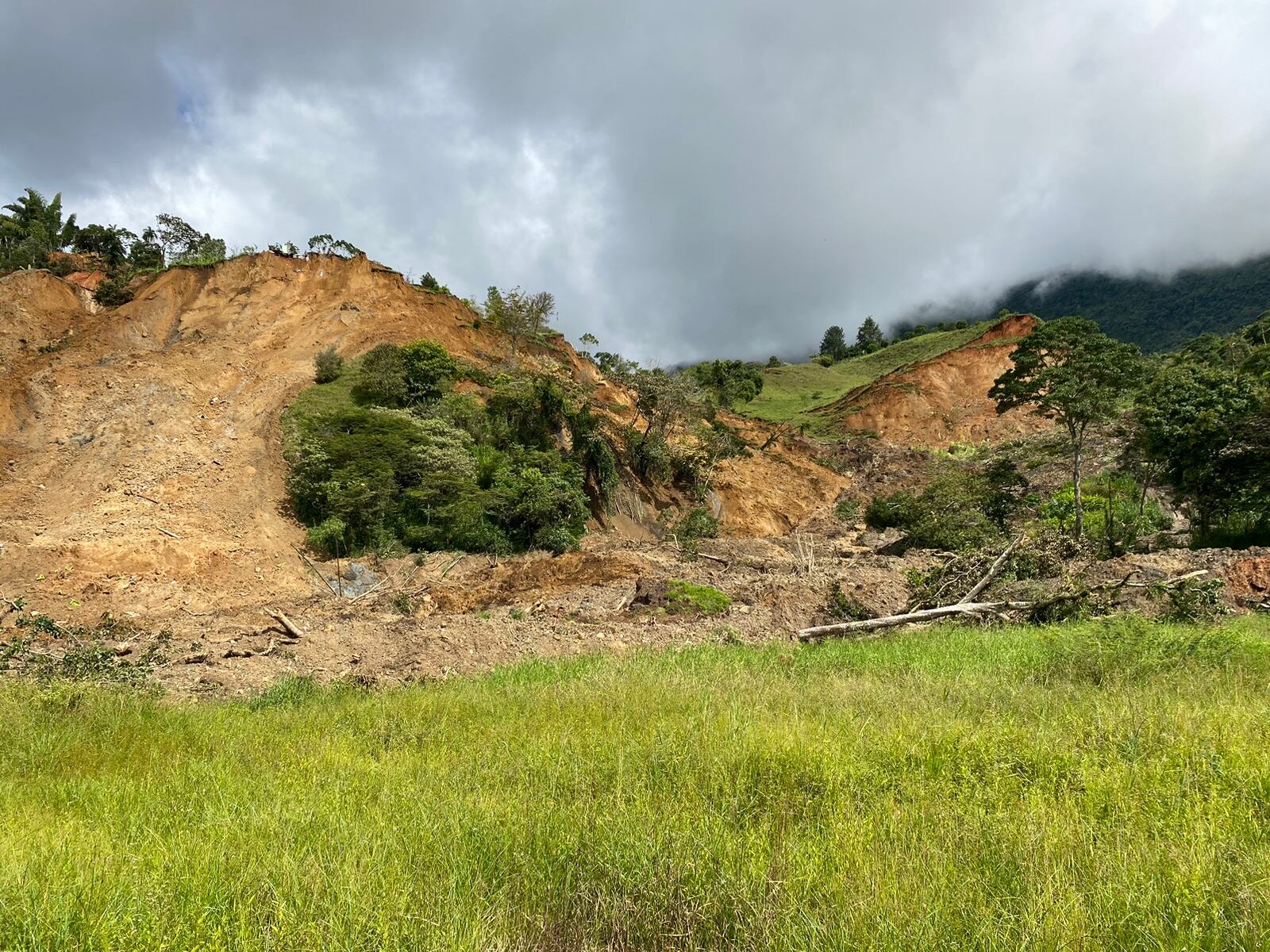 Así quedó el paso vehicular en la vía Panamericana a la altura de Rosas, Cauca