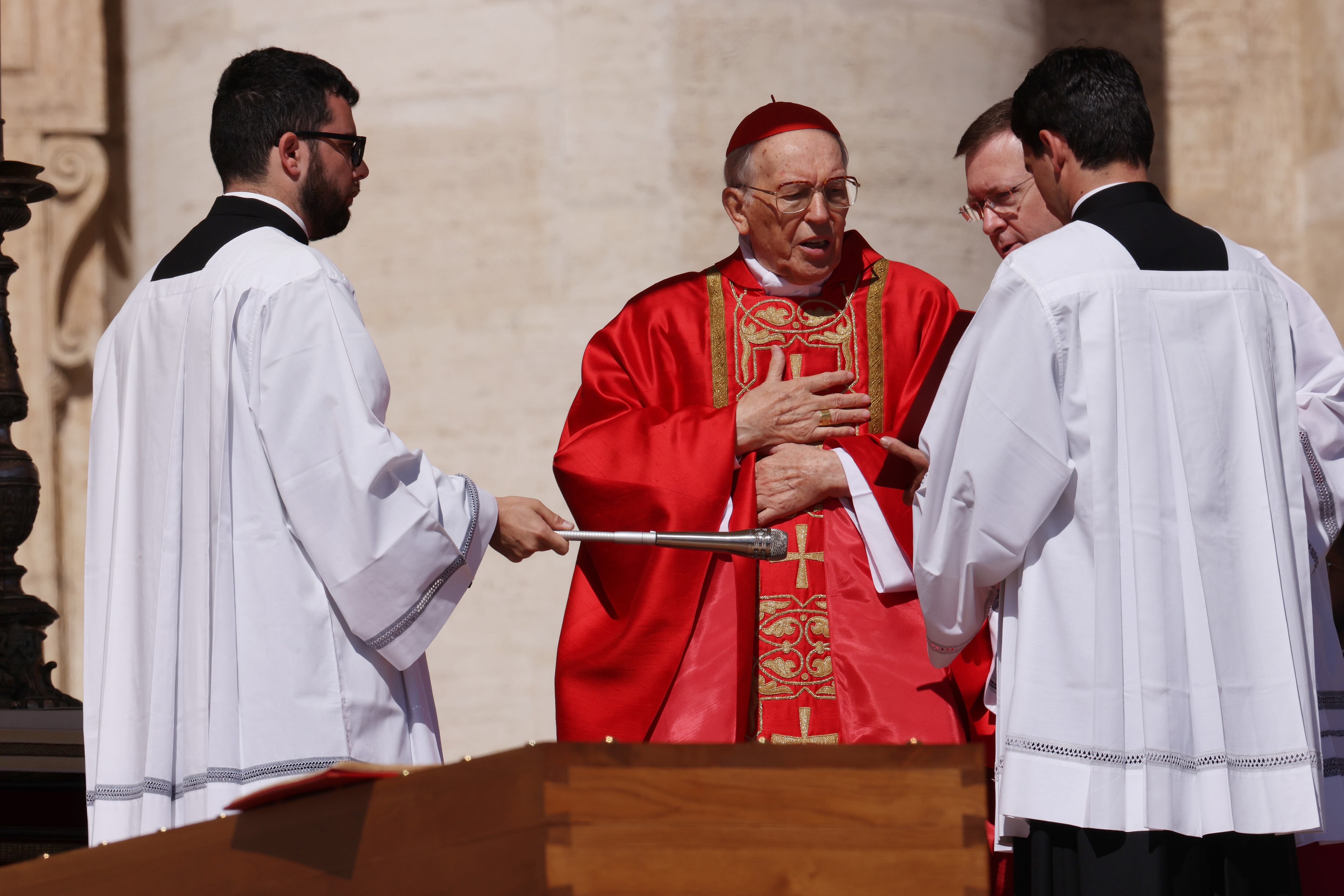 El papa Francisco realizó "innumerables" esfuerzos a favor de los migrantes y refugiados, del Mediterráneo a la frontera entre México y Estados Unidos, subrayó este sábado el cardenal decano Giovanni Battista Re en su homilía durante la misa funeral.