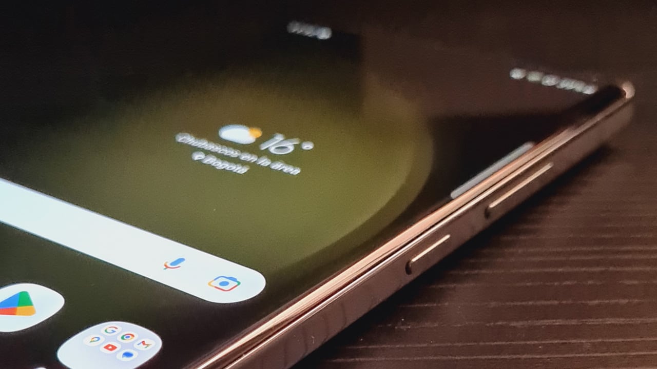 El Galaxy S23 Ultra cuenta con una pantalla Super AMOLED que maneja una tasa de refresco adaptable de 120 Hz.