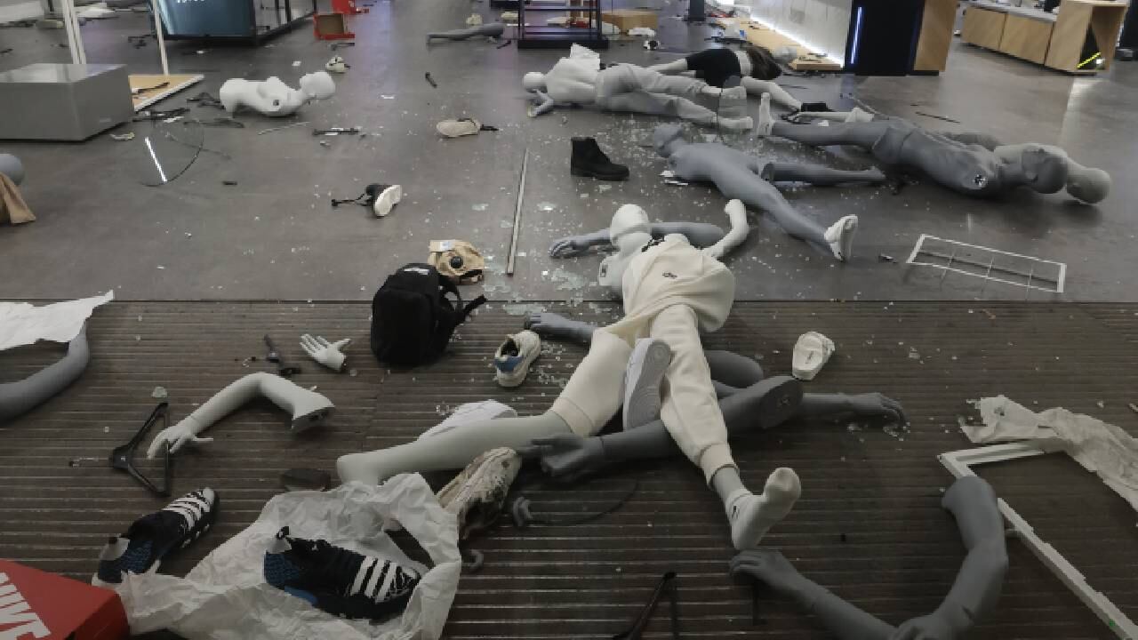 Una tienda minorista resultó dañada el miércoles 27 de septiembre de 2023 en Filadelfia.