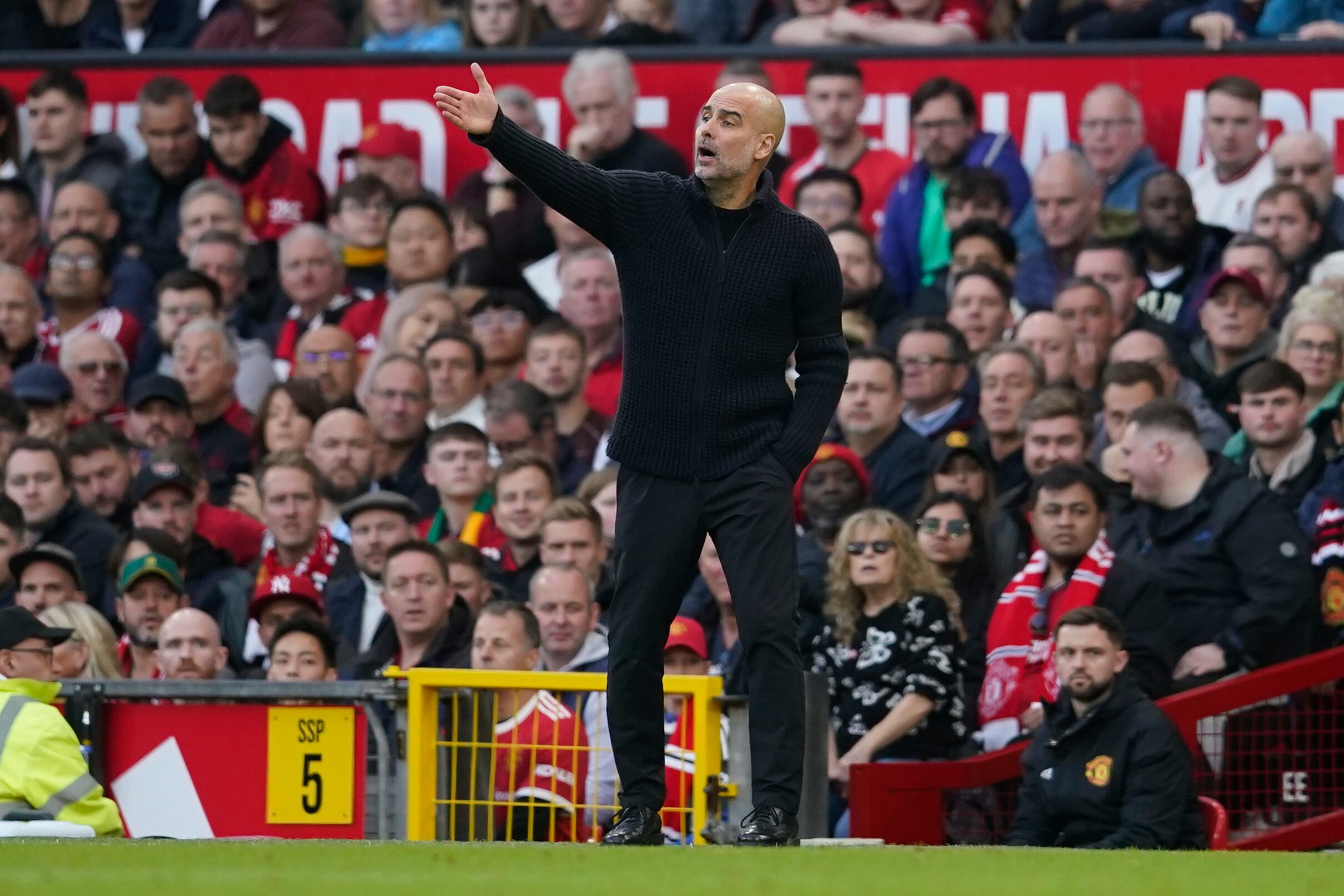 Pep Guardiola se quedó con el clásico de Manchester y tiene a su equipo de nuevo en los primeros lugares de la Premier.