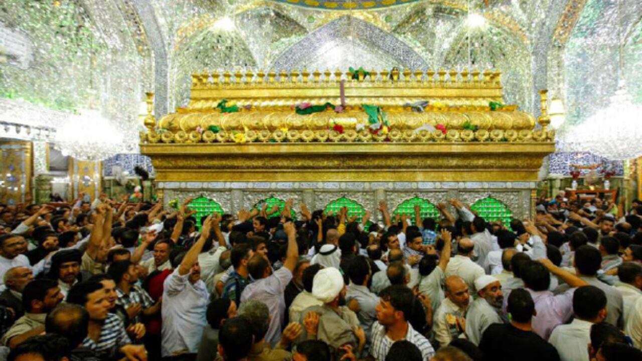 Chiitas en la tumba del imam Alí, en la mezquita que lleva su nombre. Esta rama del islam se caracteriza por venerar diferentes objetos y personas, que consideran sagrados.