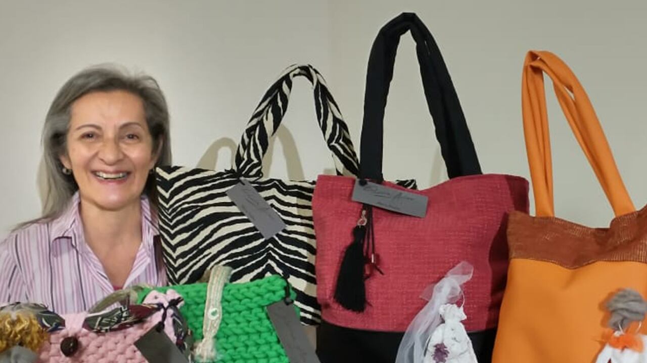 Tiene dos emprendimientos: en el primero, que lleva su nombre, diseña y confecciona bolsos, accesorios y detalles exclusivos, pues cada pieza es única. El segundo, Dulcemente Repostería, creado hace un año junto con su hijo cuando inició la pandemia y no le renovaron el contrato en la empresa en la que estaba. Es una mujer activa, a la que le da fuerzas y vitalidad seguir produciendo.