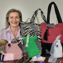 Tiene dos emprendimientos: en el primero, que lleva su nombre, diseña y confecciona bolsos, accesorios y detalles exclusivos, pues cada pieza es única. El segundo, Dulcemente Repostería, creado hace un año junto con su hijo cuando inició la pandemia y no le renovaron el contrato en la empresa en la que estaba. Es una mujer activa, a la que le da fuerzas y vitalidad seguir produciendo.