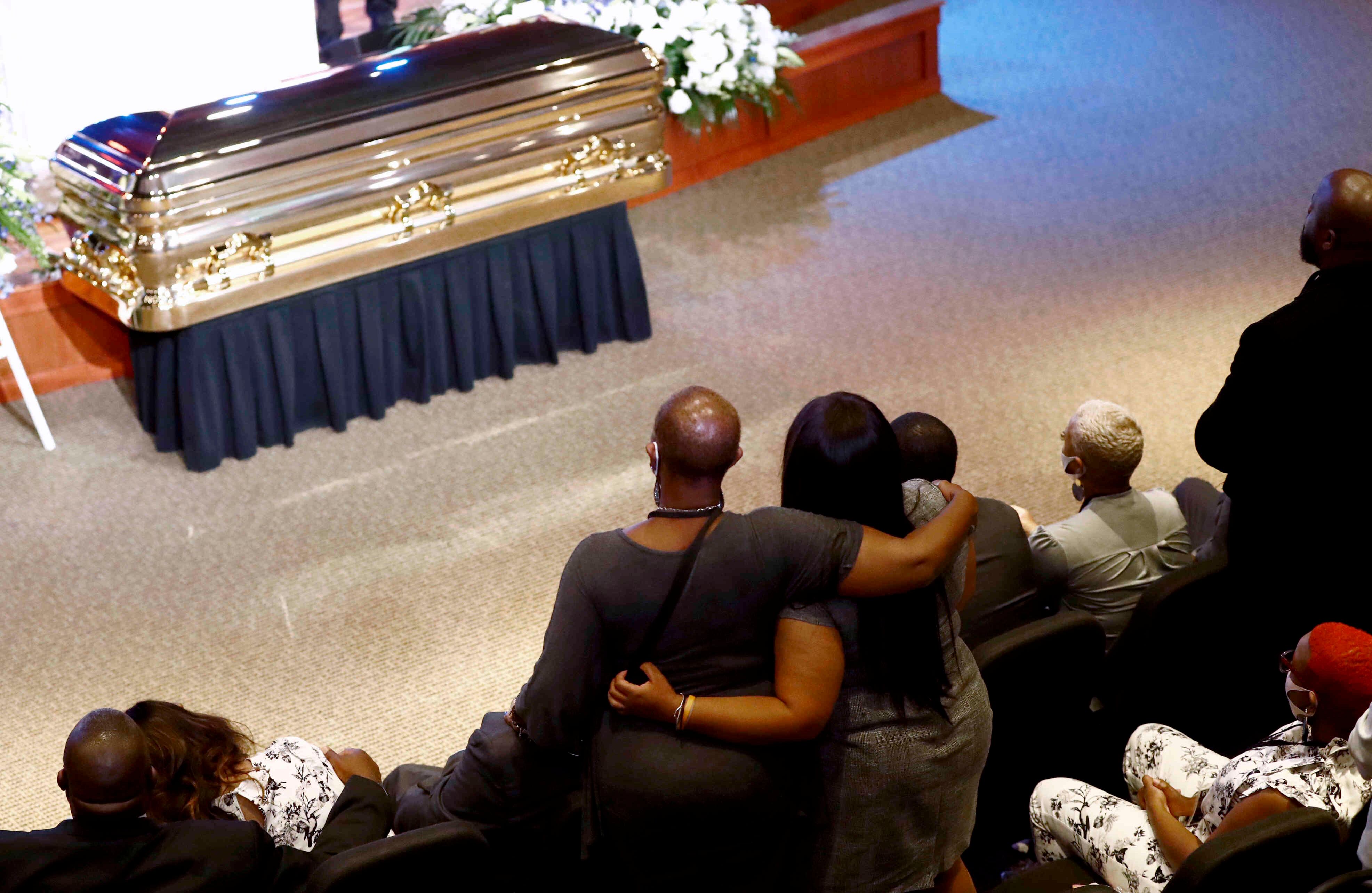 Hay funerales programados en tres ciudades durante seis días. Luego del evento en Minneapolis, el cuerpo de Floyd será trasladado a Raeford, Carolina del Norte, donde él nació, para una visita que durará hasta el día sábado. El lunes, el féretro será llevado a Houston, donde creció y vivió gran parte de su vida. Posteriormente, se llevará a cabo un servicio con 500 personas el martes en la iglesia Fuente de Alabanza.