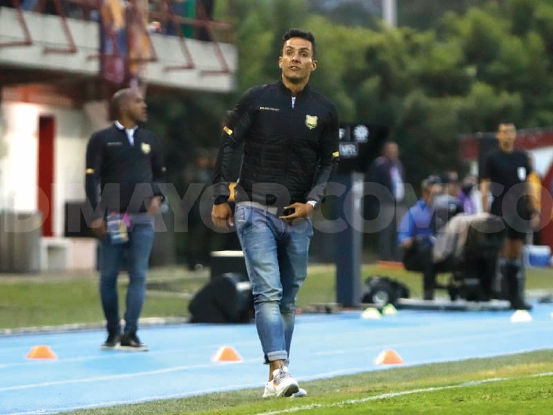 Lucas González en la línea del estadio Alberto Grisales de Rionegro