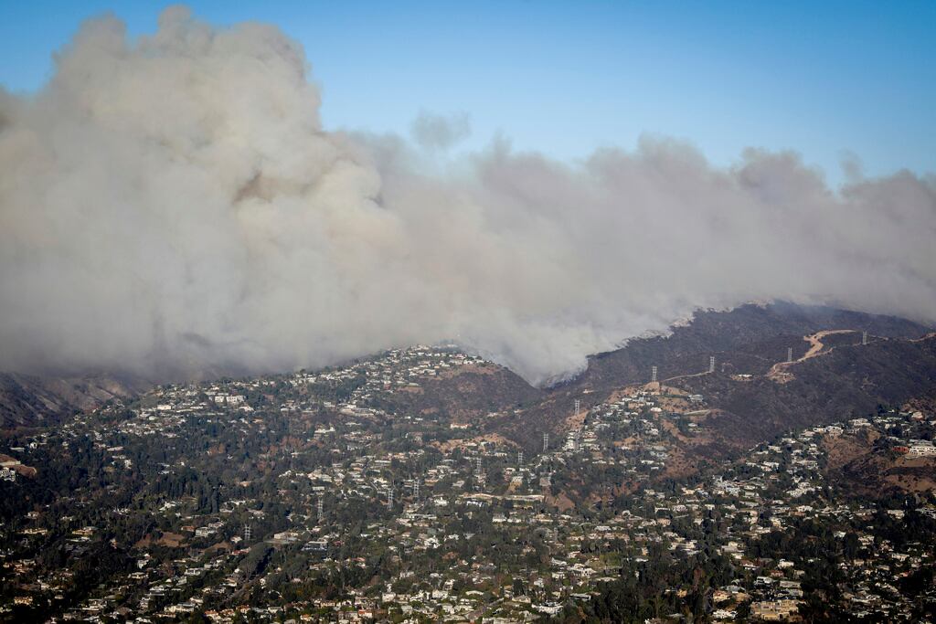 Las llamas del incendio Palisades arden a lo largo de la línea de la cresta cerca del Cañón Mandeville mientras los equipos de bomberos intentan evitar la expansión hacia el norte hacia las casas alrededor y hacia el Valle de San Fernando en Los Ángeles, el sábado 11 de enero de 2025. (Brontë Wittpenn/San Francisco Chronicle vía AP)