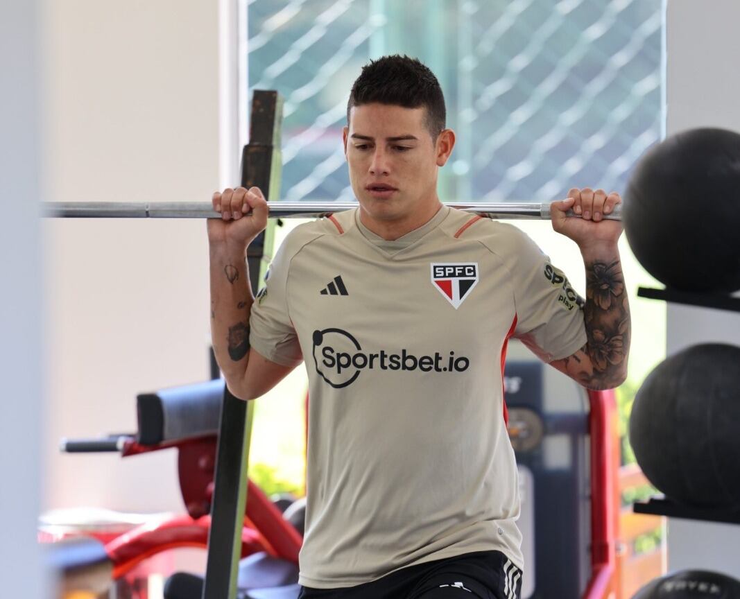 James Rodríguez haciendo trabajos de gimnasio.