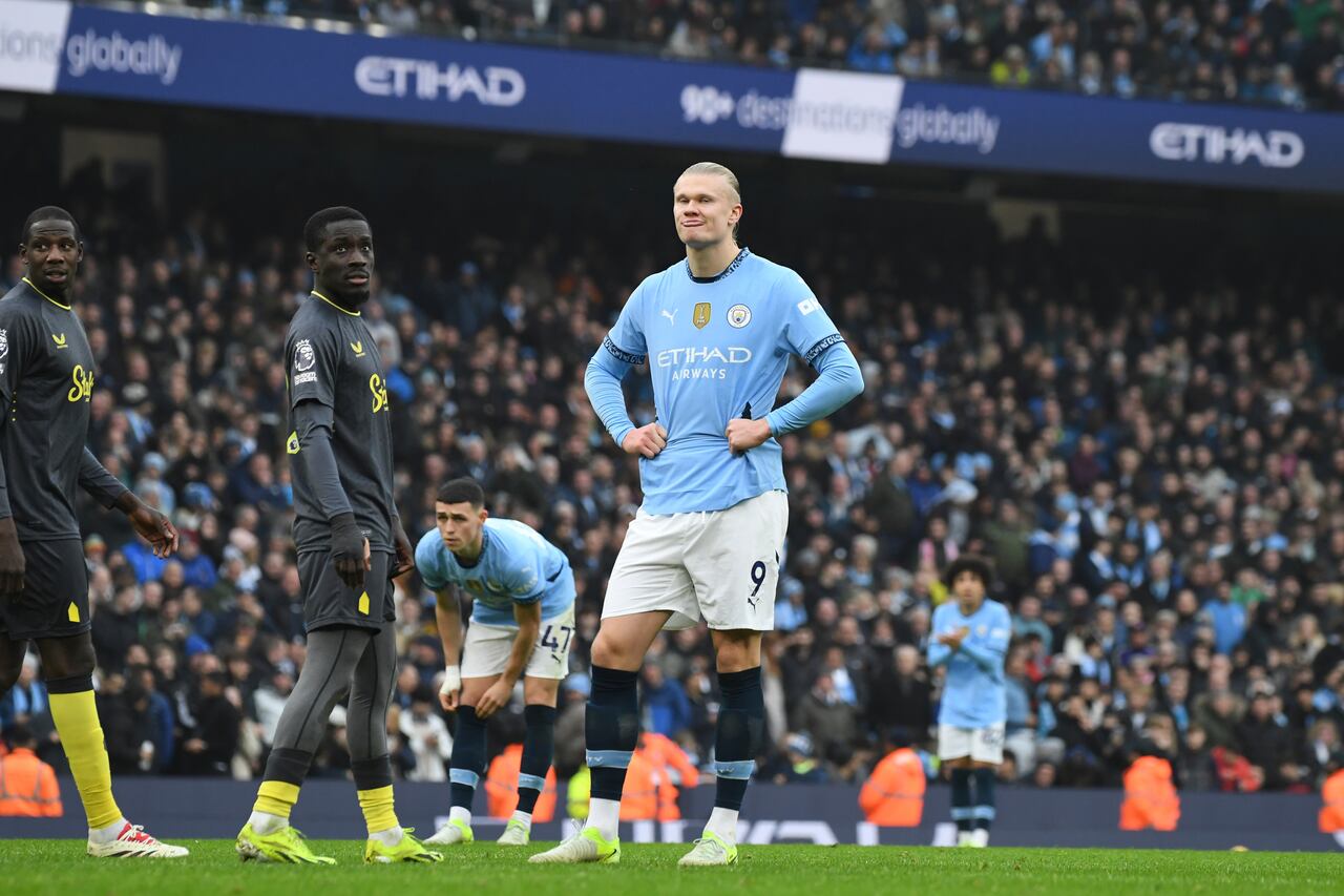 Manchester City's Erling Haaland reacts after failing a chance to score from the penalty spot during the English Premier League soccer match between Manchester City and Everton at the Etihad stadium in Manchester, Thursday, Dec. 26, 2024. (AP Photo/Rui Vieira)
