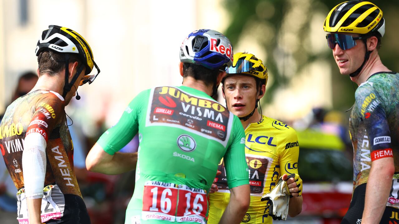 Nathan Van Hooydonck (derecha) apoyó a Vingegaard en el Tour de Francia 2023.