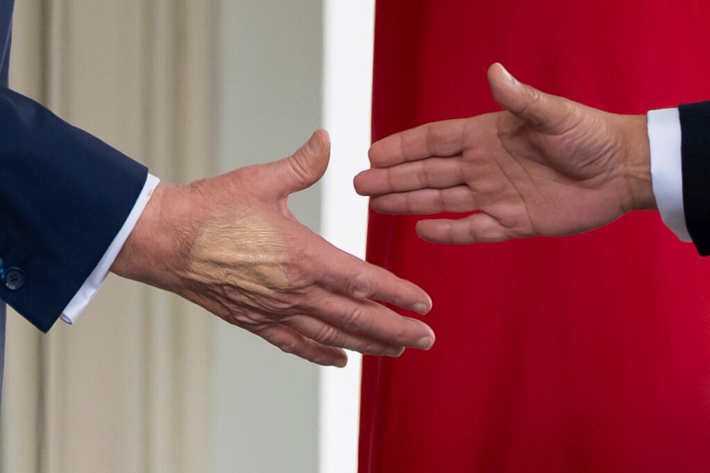 El presidente Donald Trump (izquierda) estrecha la mano del príncipe heredero de Bahréin, Salman bin Hamad Al Khalifa, a su llegada a la Casa Blanca, el 16 de julio de 2025, en Washington.