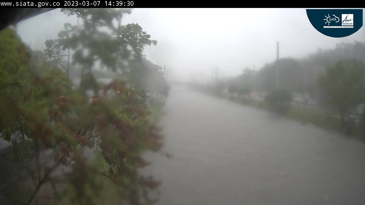 Tremendo aguacero en Medellín dejó inundaciones, árboles caídos y hasta granizada.