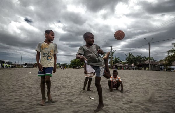 La gente de Tumaco, municipio conocido también como la Perla del Pacífico, vive su cotidianidad inmersa en sus casas construidas sobre palafitos, y, sobre sus arenas grises corretean los niños detrás de una pelota para llegar a ser como sus recientes ídolos: Armero e  Ibarbo y sus viejas glorias: Willington Ortiz y Leider Preciado.