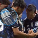 Lionel Messi leyendo la etiqueta de la botella de Jordan Pickford.