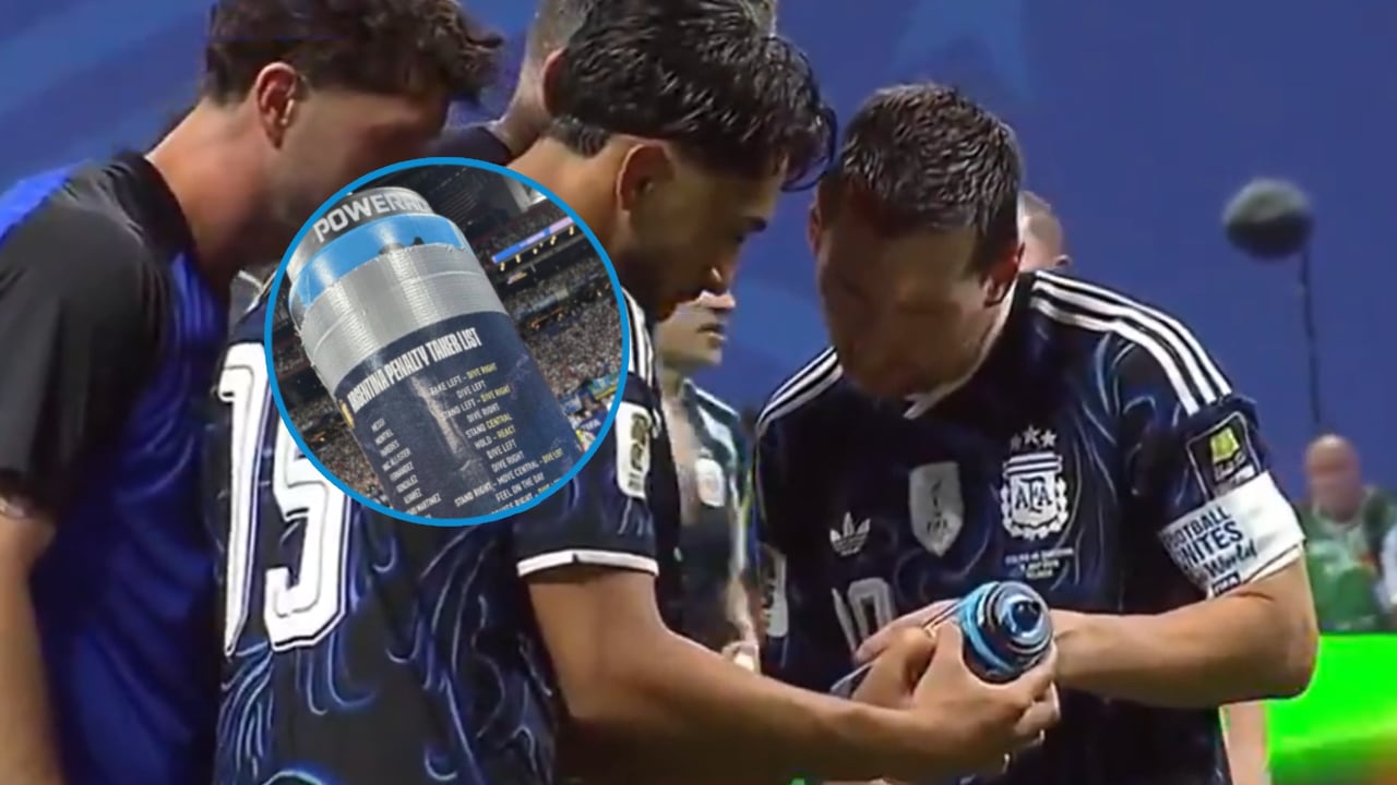 Lionel Messi leyendo la etiqueta de la botella de Jordan Pickford.