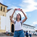 Turista en medio de la plaza histórica de Villa de Leyva, Boyacá