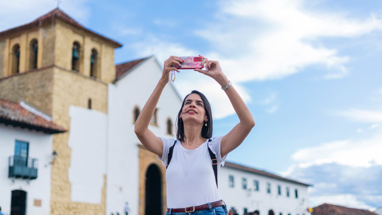 Turista en medio de la plaza histórica de Villa de Leyva, Boyacá