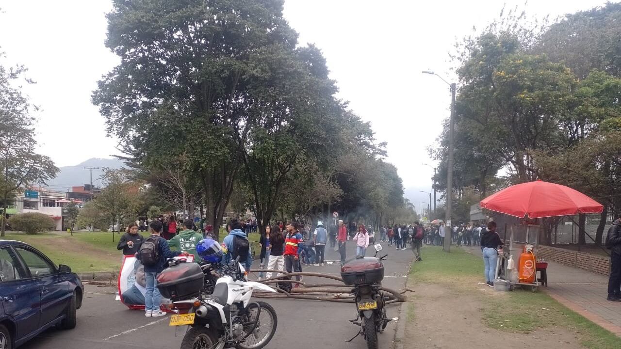 Bloqueos afectan la movilidad de Bogotá. Hay protestas de la ESAP en Barrios Unidos.