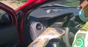 En vías del Valle del Cauca la Policía de Tránsito descubrió a dos personas que convirtieron un pequeño carro en una caleta para el tráfico de armas.