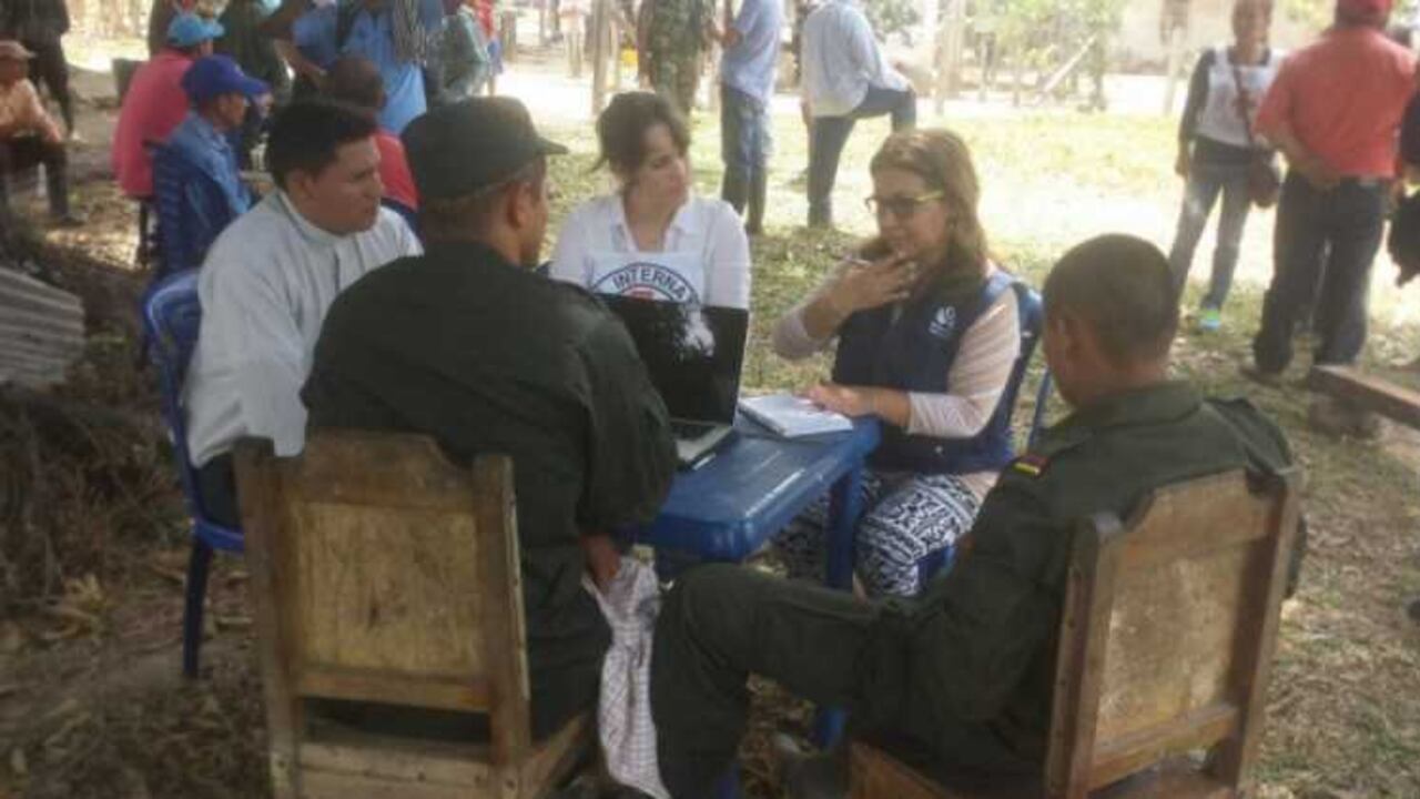 Este es el momento de la entrega del joven a la Comisión de la Defensoría, la Iglesia Católica y la CICR.