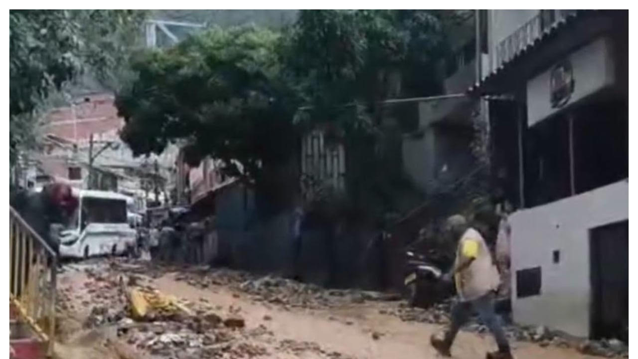 Las precipitaciones dejaron inundaciones de vías en Bello, Antioquia.