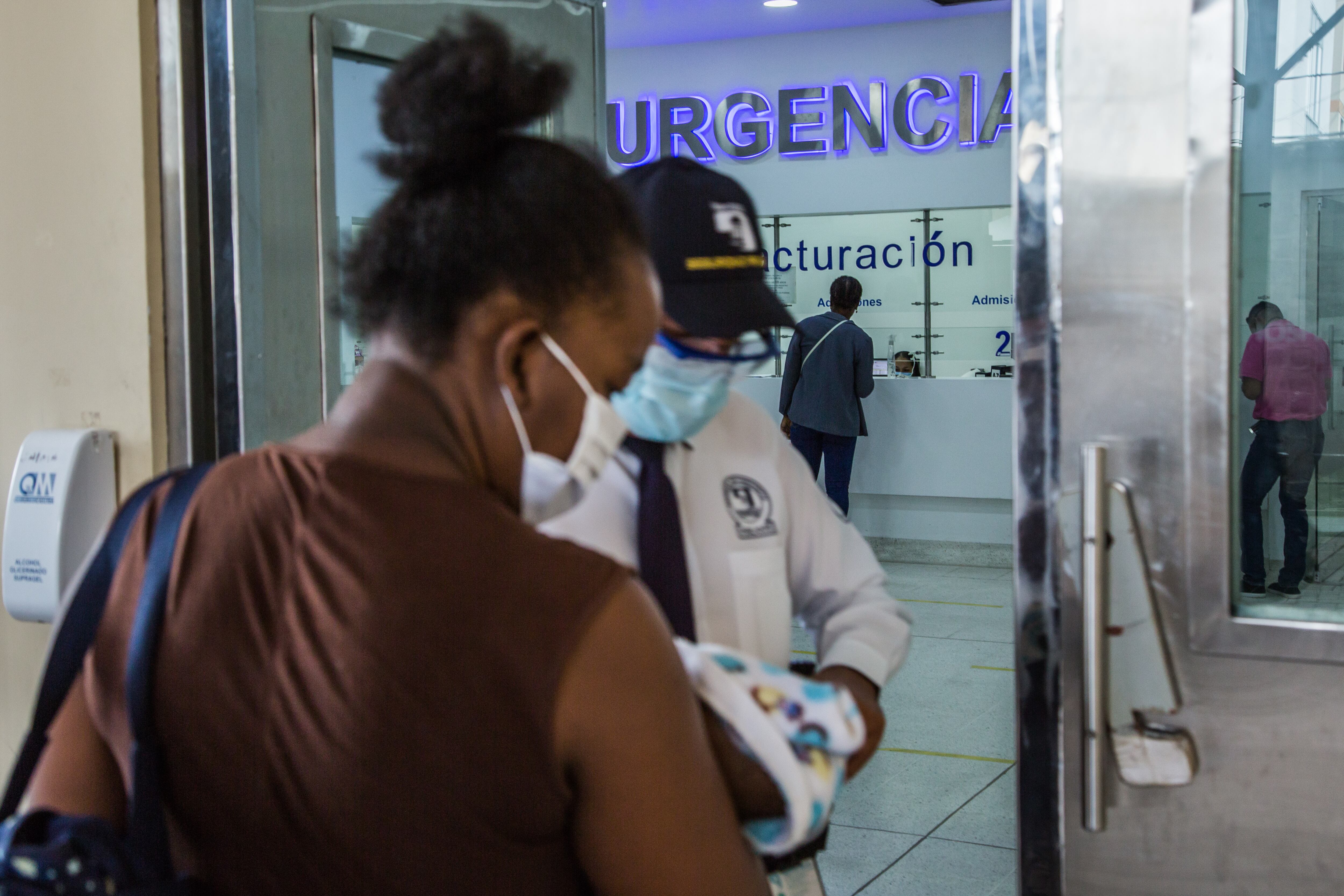 El principal -y más grande- hospital público del suroccidente de Colombia resiste con poco espacio en sus camas UCI para atender el alto número de pacientes covid que necesitan ventilación mecánica.
